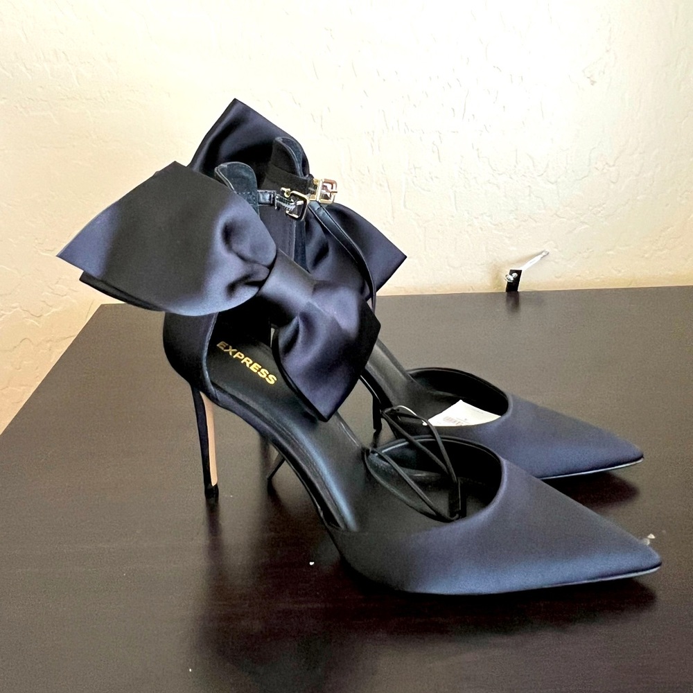 New With Tags Bow Heels (4 inch) Size 9